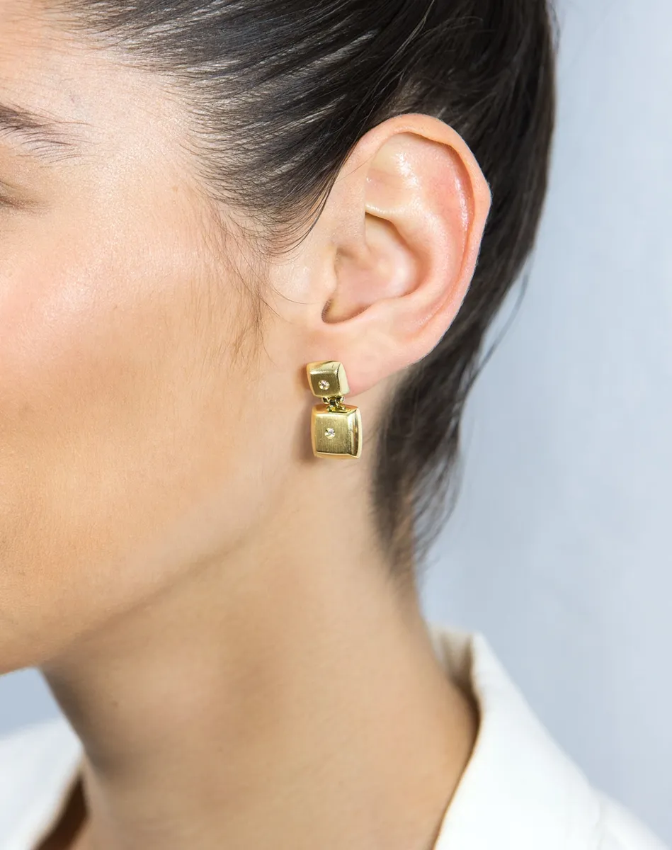 Brinco de Ouro 18k quadrado fosco e polido com 6pts de diamantes