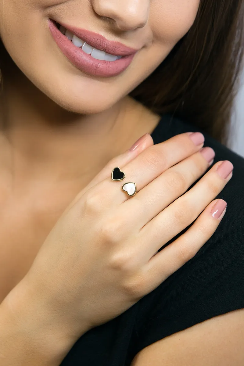 ANEL DE OURO 18K COM CORAÇÕES EM ONIX E MADREPEROLA