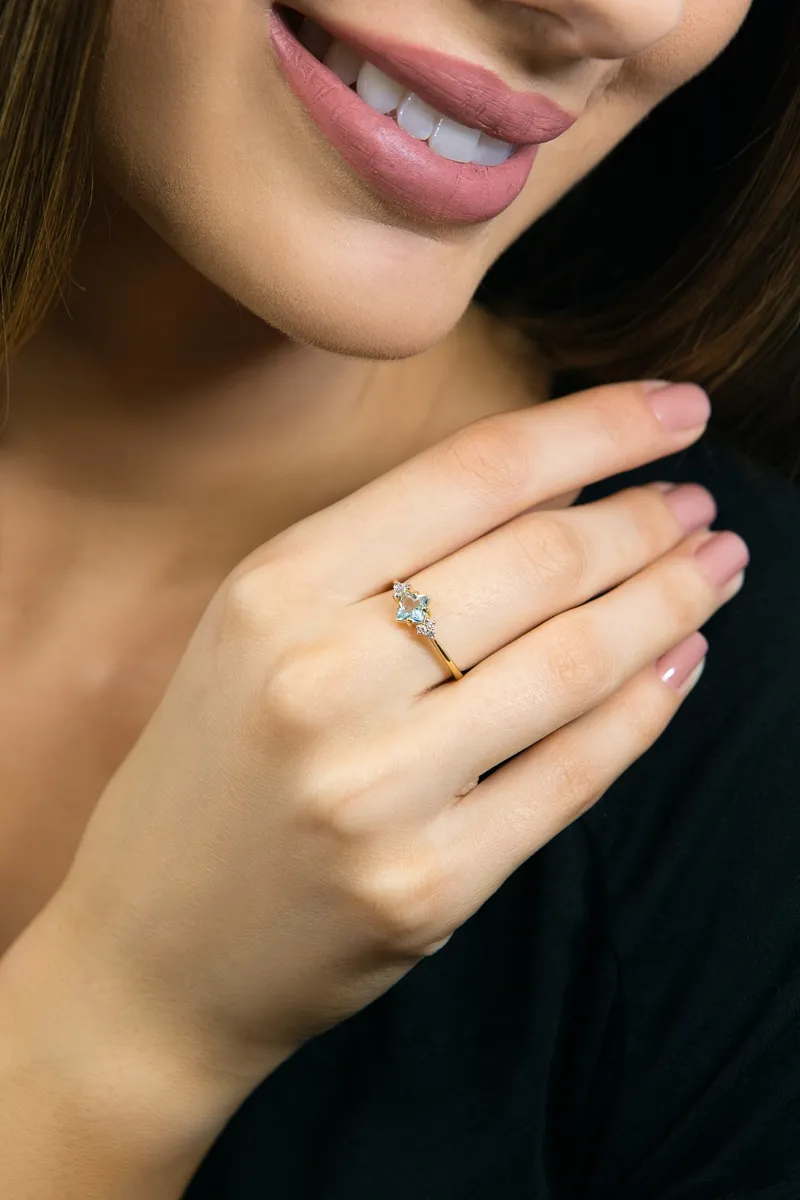 ANEL DE OURO 18K COM DIAMANTE E TOPAZIO SKY