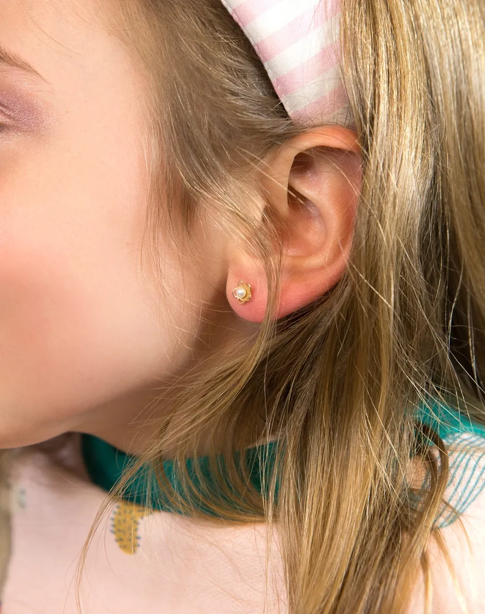 Brinco Infantil de Ouro 18k Flor Vazada com Pérola