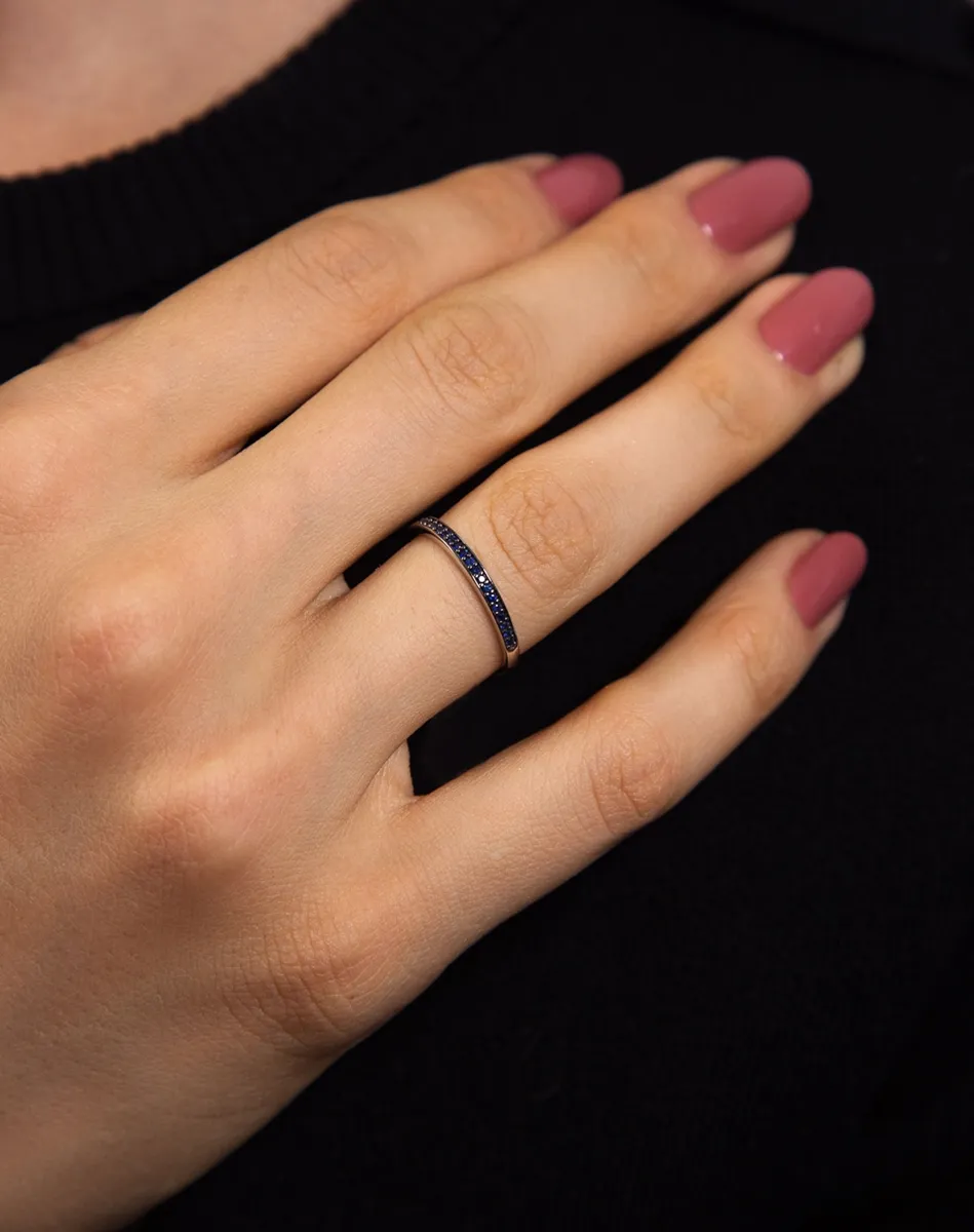 Anel ouro branco 18k meia aliança de 14pts de Safira azul