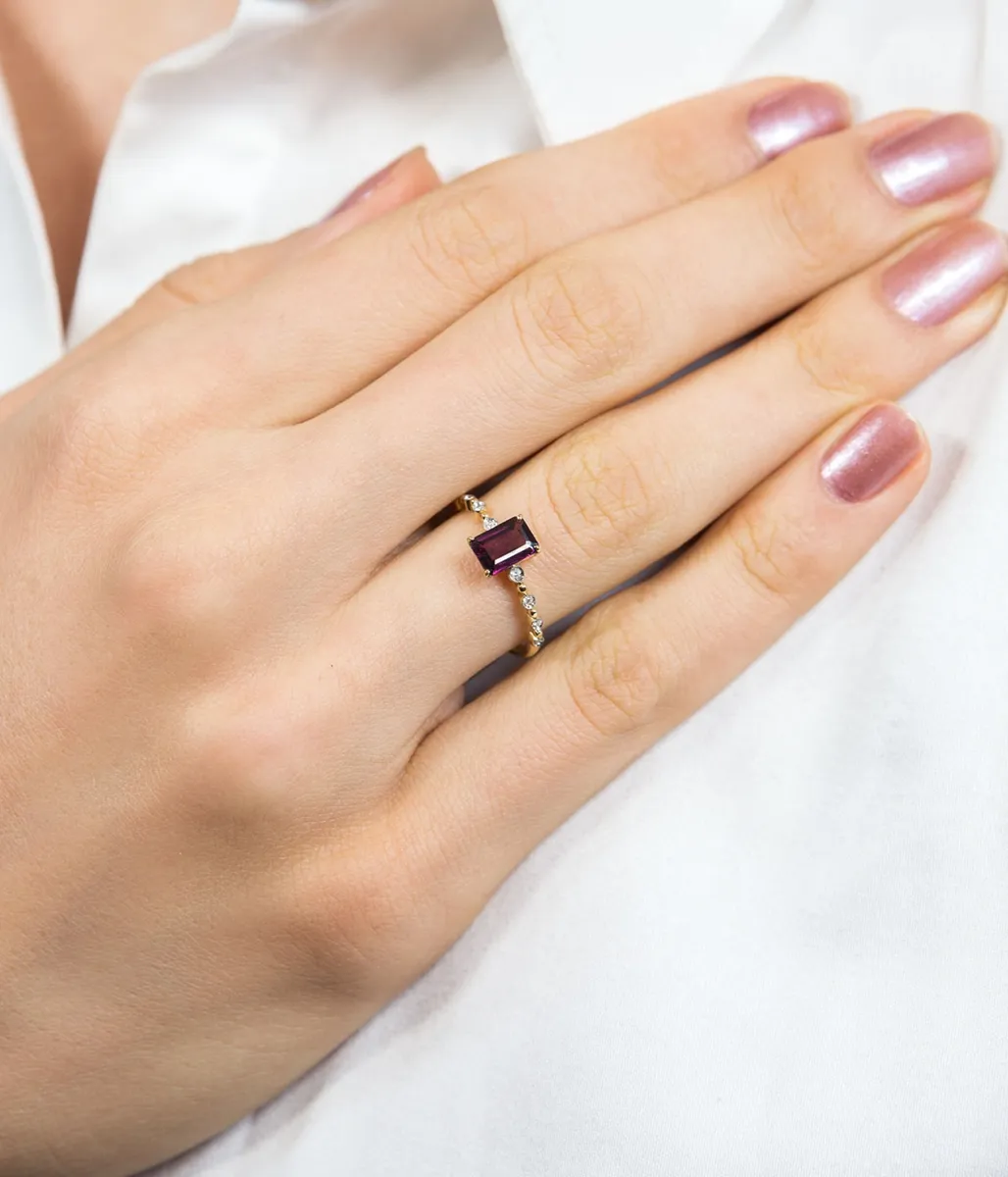 Anel de Ouro 18k aro com 4pts de diamantes e gema granada