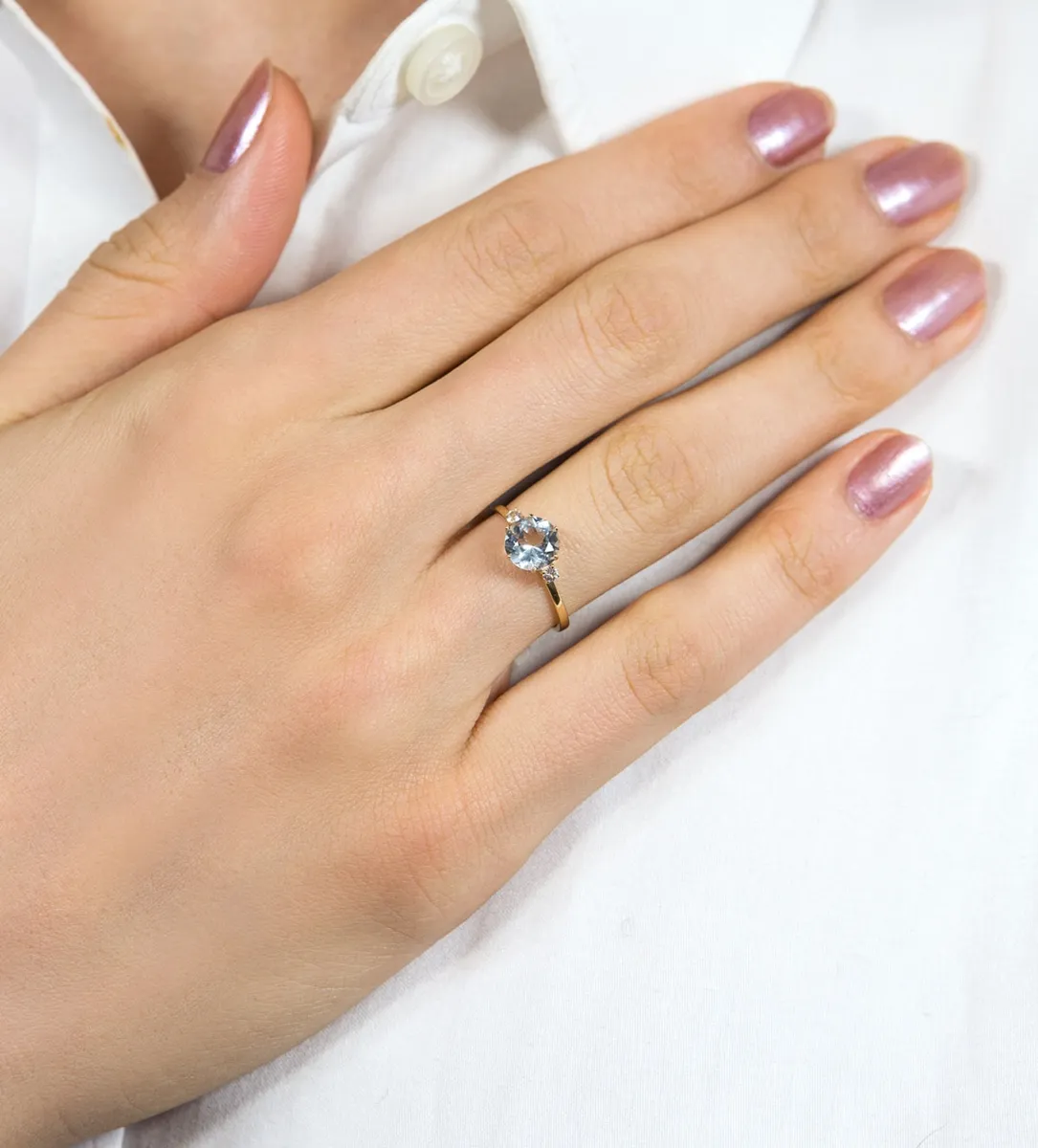 Anel de Ouro 18k aro polido com topázios brancos e gema de topázio sky