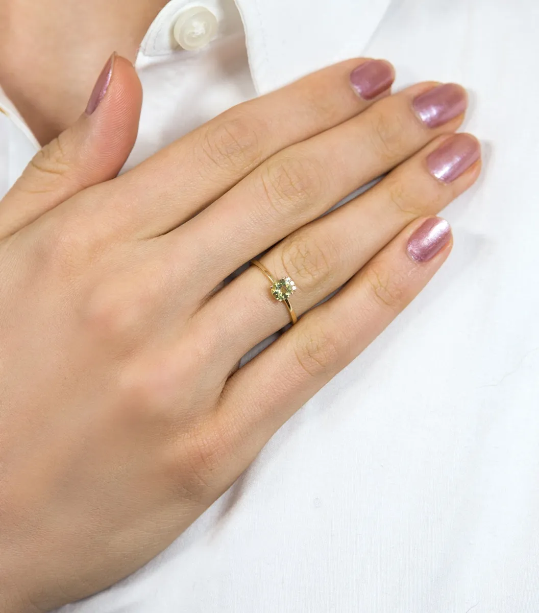 Anel de Ouro 18k com gema green gold e safiras brancas