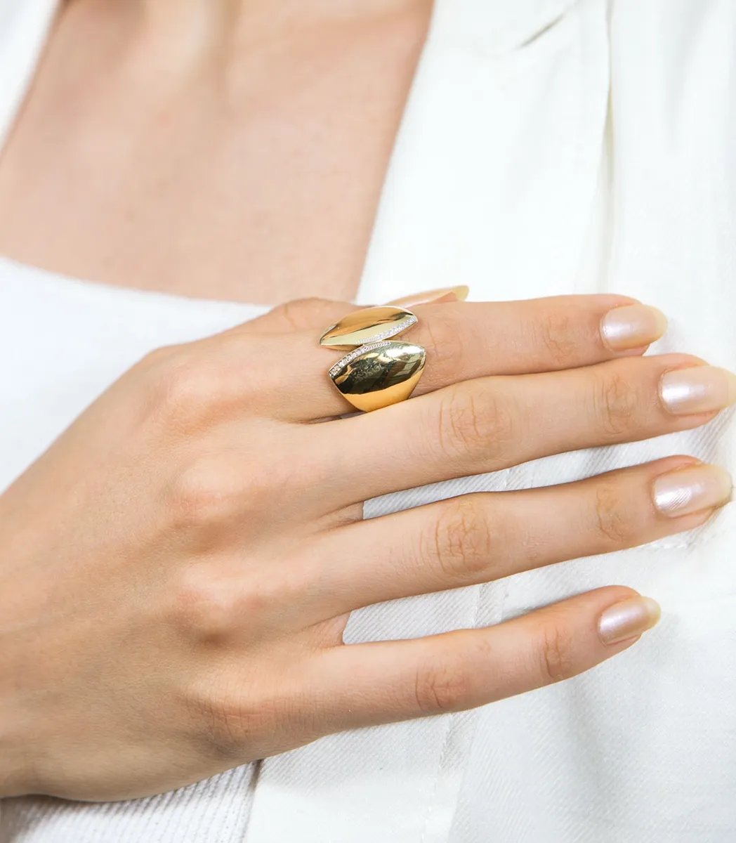 Anel de Ouro 18k largo polido ligado por 6,4pts de diamantes