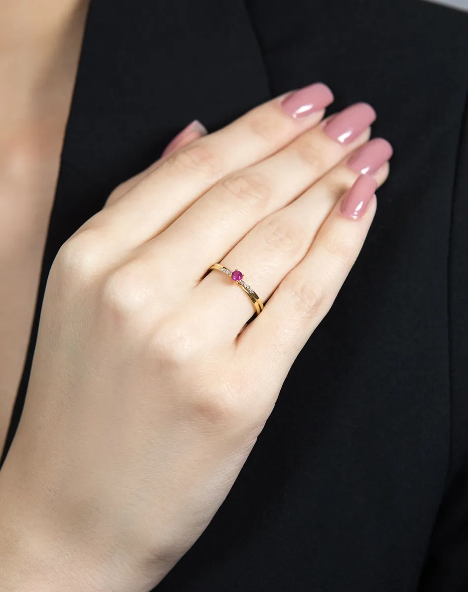 Anel de Ouro 18k solitário com rubi e 4pts de diamantes