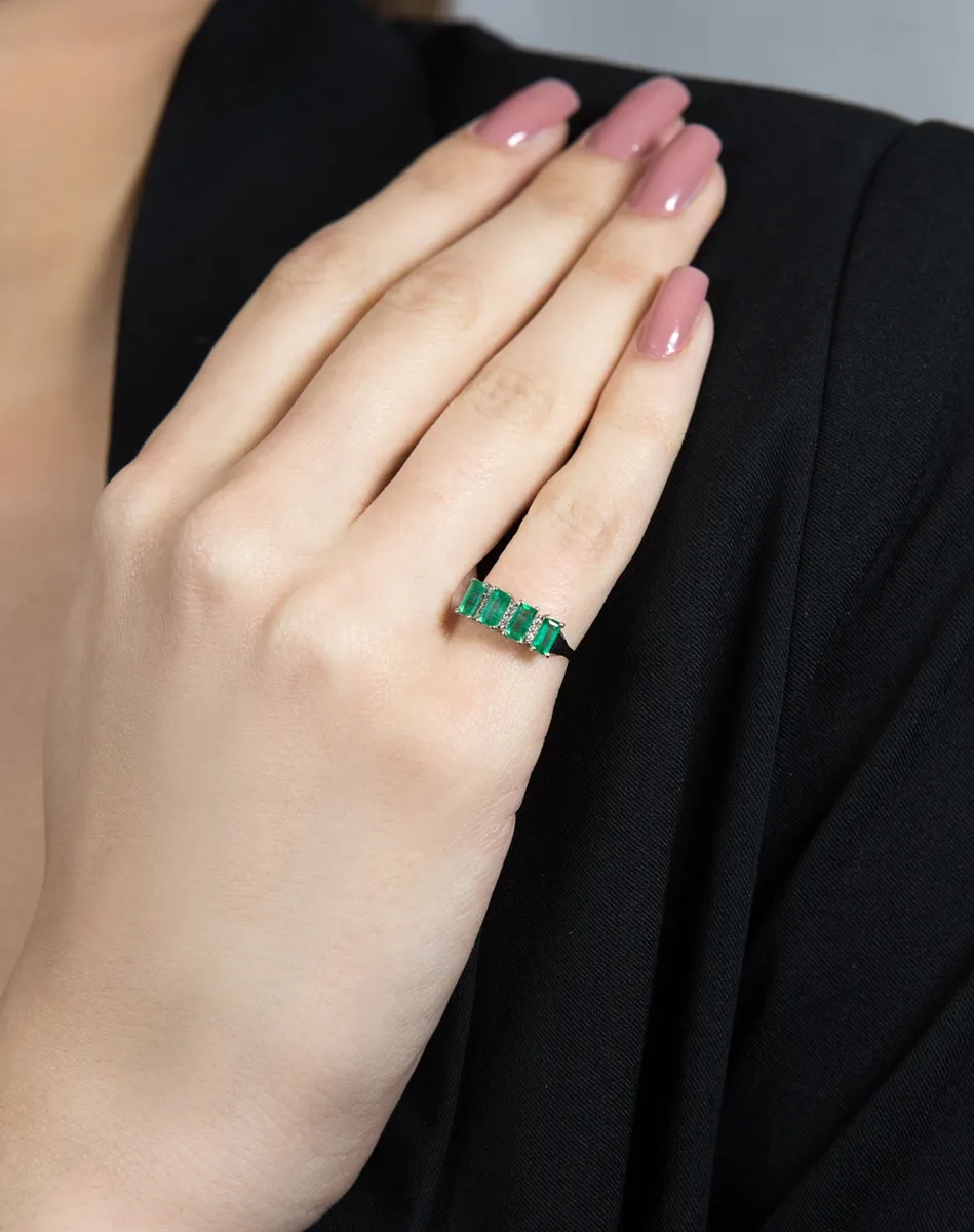 Anel de Ouro branco 18k meia aliança de esmeralda e 4,5pts de diamantes