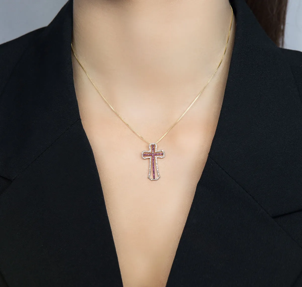 Pingente de Ouro 18k cruz vazada com 10,8pts de rubi e 24,3pts de diamantes