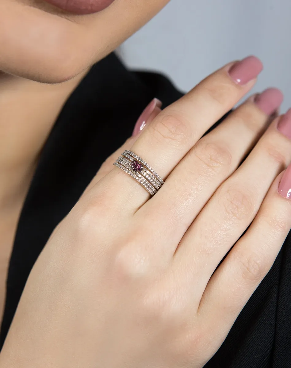 Anel de Ouro 18k aros com zircônias brancas e coração de zircônias vermelhas.