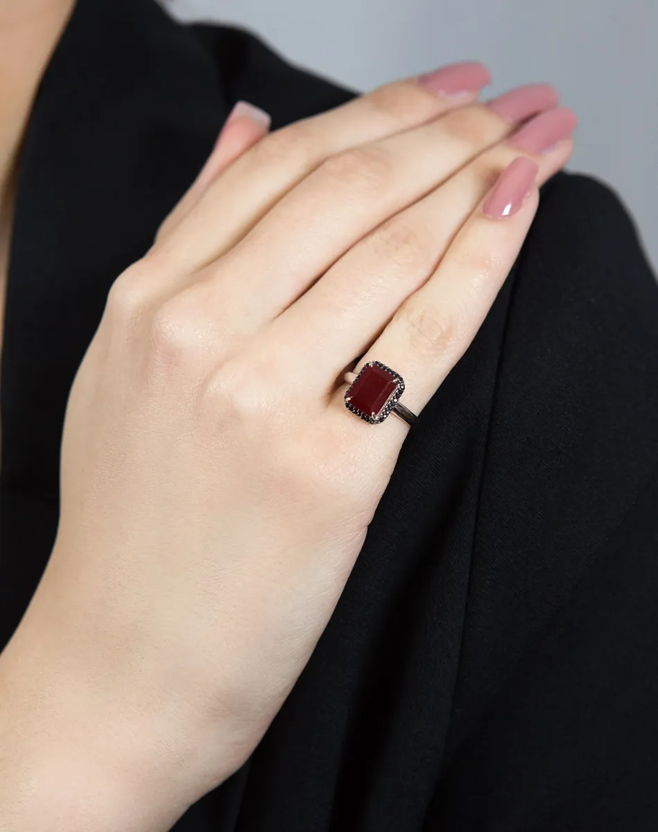 Anel de Ouro branco 18k  com baguete de jade vermelha e safiras blacks