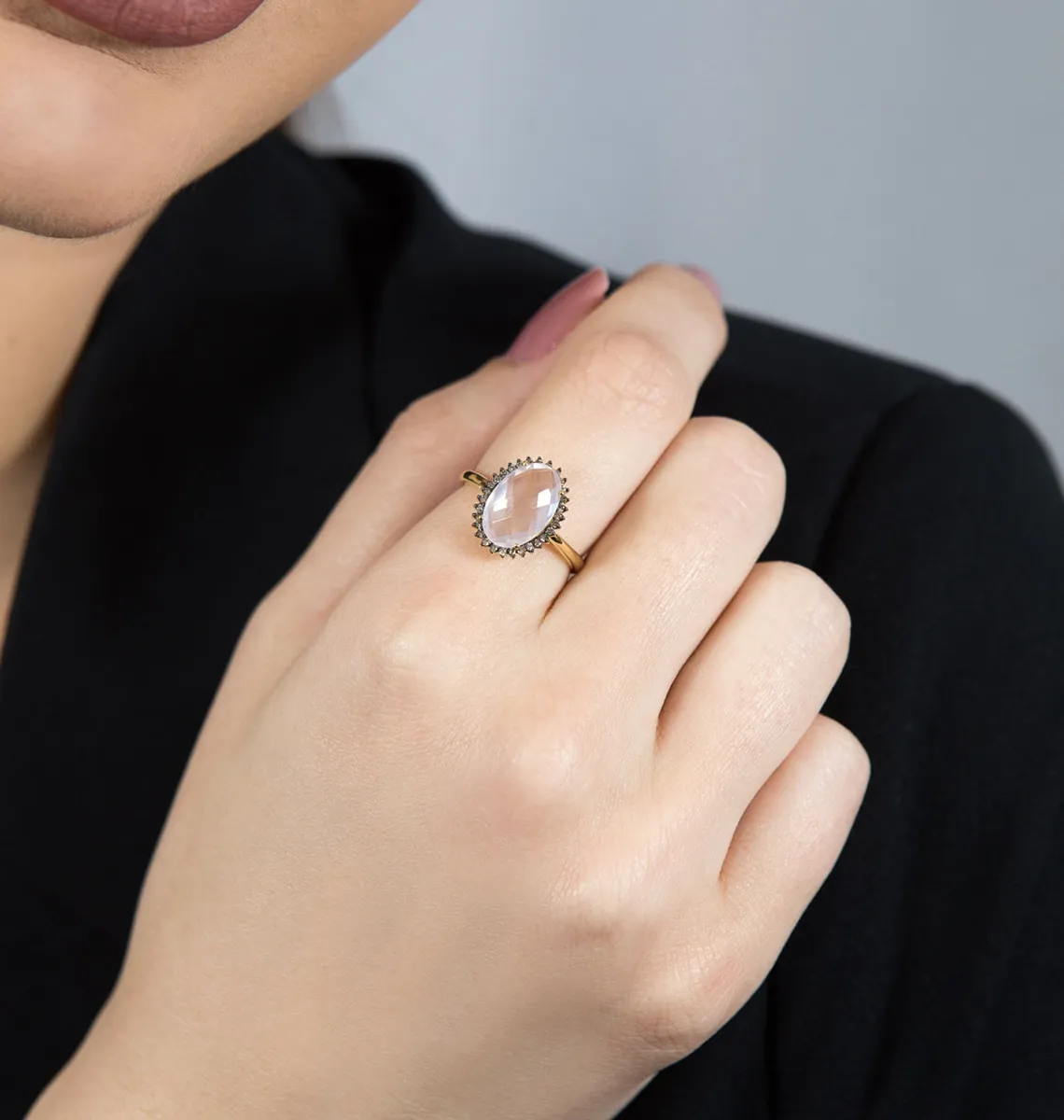 Anel de Ouro 18k com gota de quartzo rosa e 15pts de diamantes brown