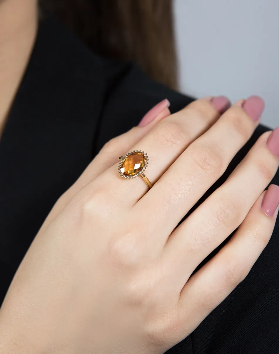 Anel de Ouro 18k com gota oval de citrino e 15pts de diamantes brown