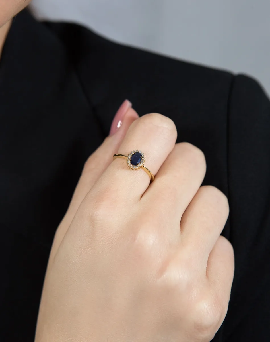 Anel de Ouro 18k aro polido com gema oval de safira azul e 9pts de diamantes