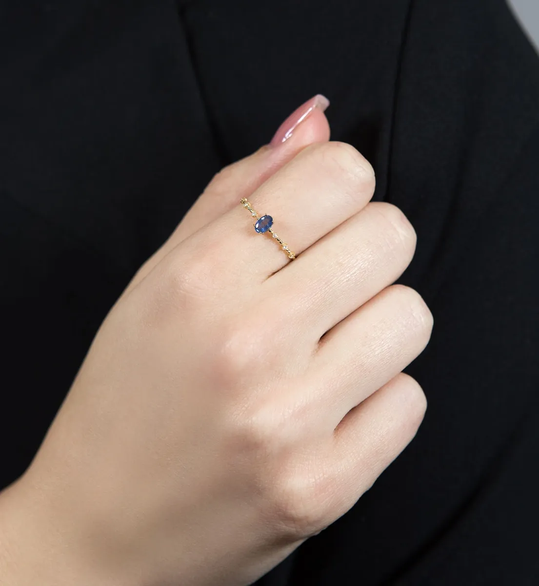 Anel de Ouro 18k com gema oval de safira azul e 3pts de diamantes