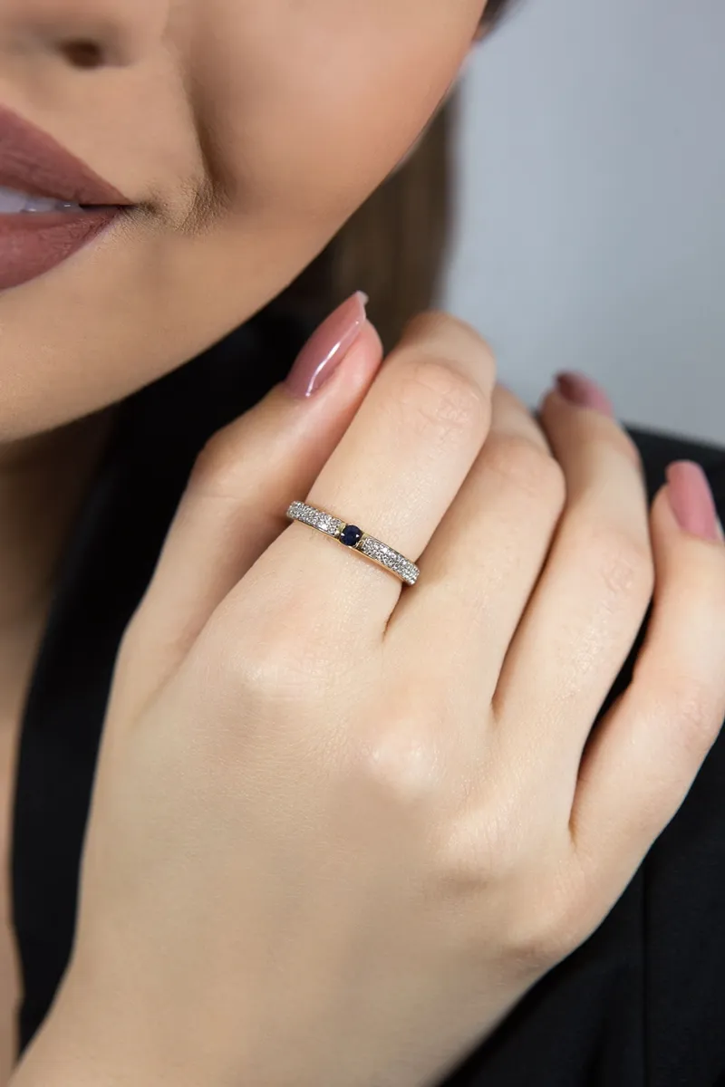 Anel de Ouro 18k meia aliança de 24pts de diamantes e uma gema de safira azul
