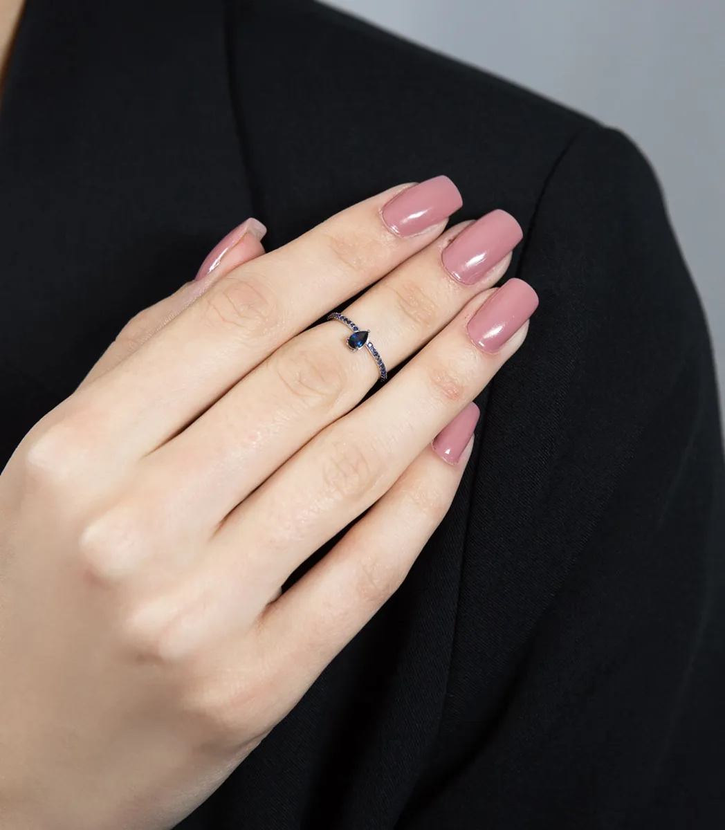 Anel de Ouro branco 18k aro e gota de 48,2pts de safira azul