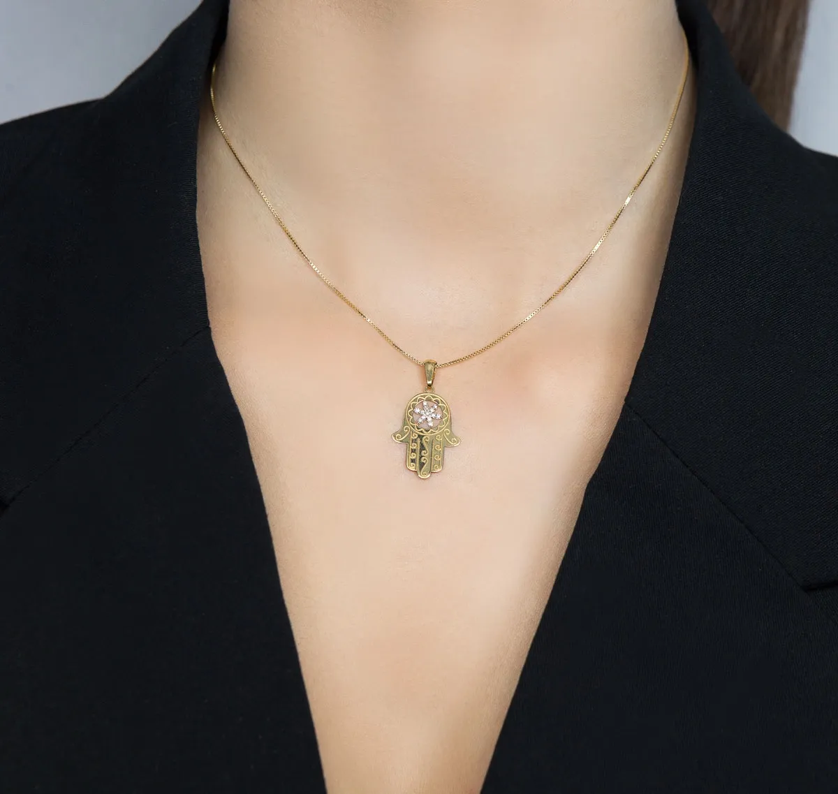Pingente de Ouro 18k mão Hansá com 6,5pts de diamantes