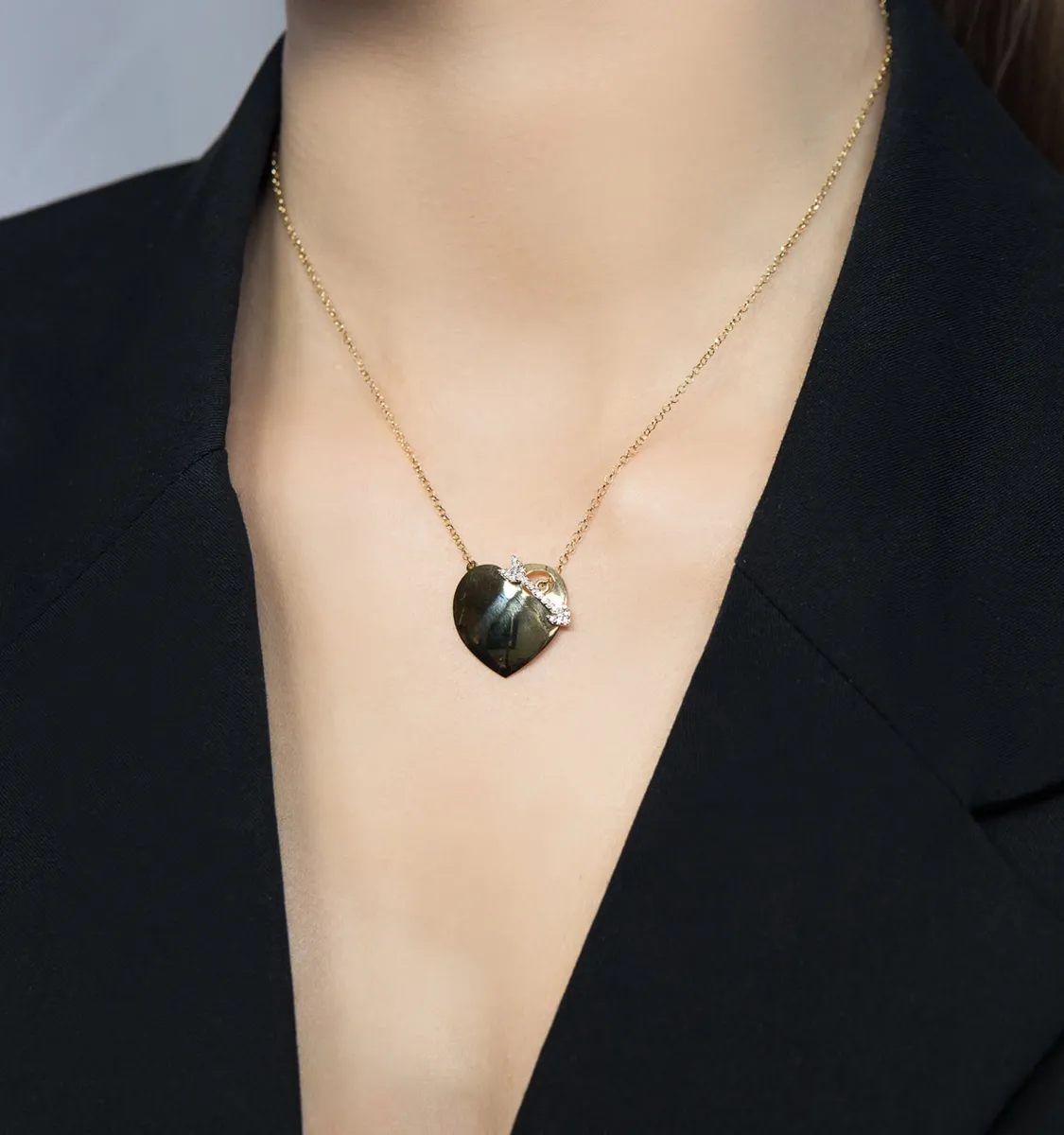 Colar de Ouro 18k pingente coração flexa com 10,5pts de diamantes-45cm