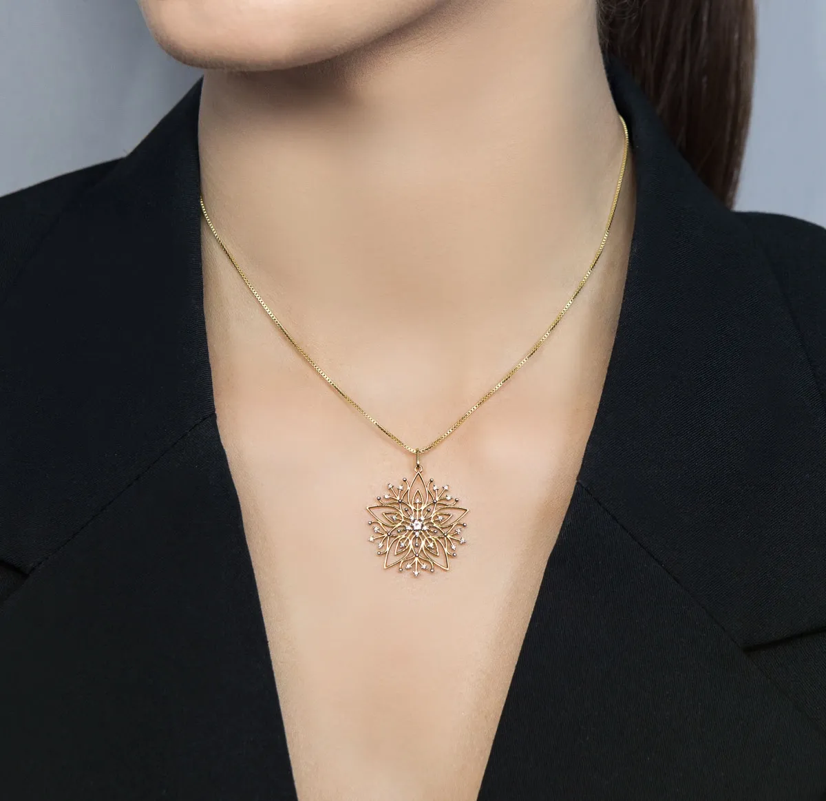 Pingente de Ouro 18k mandala com 15pts de diamantes e cristal