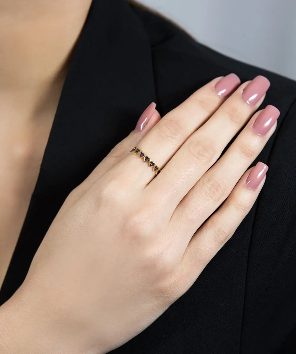 Anel de Ouro 18k aro com corações de 9pts da gema rubi.