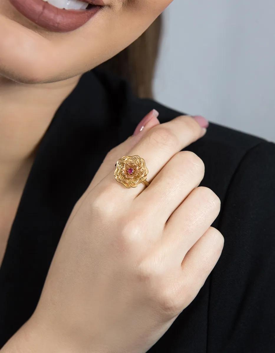 Anel de Ouro 18k flor pétalas em filigrana com 9pts de rubi