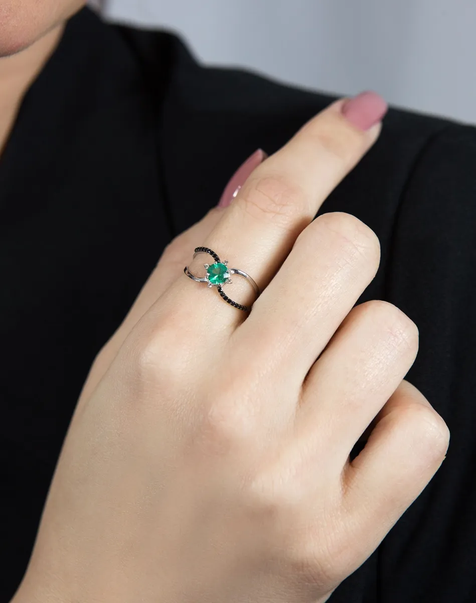 Anel de Ouro branco 18k cruzado com esmeralda, diamantes e espinélios