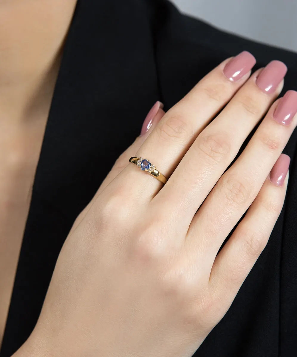 Anel de Ouro 18k com coração de safira e 6pts de diamantes