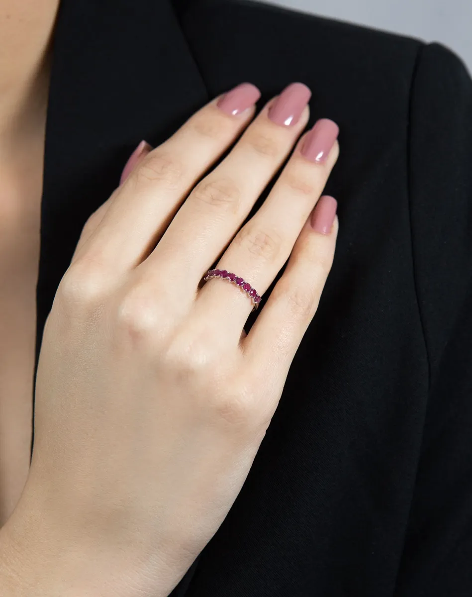 Anel de Ouro branco 18k meia aliança de 81pts de rubi