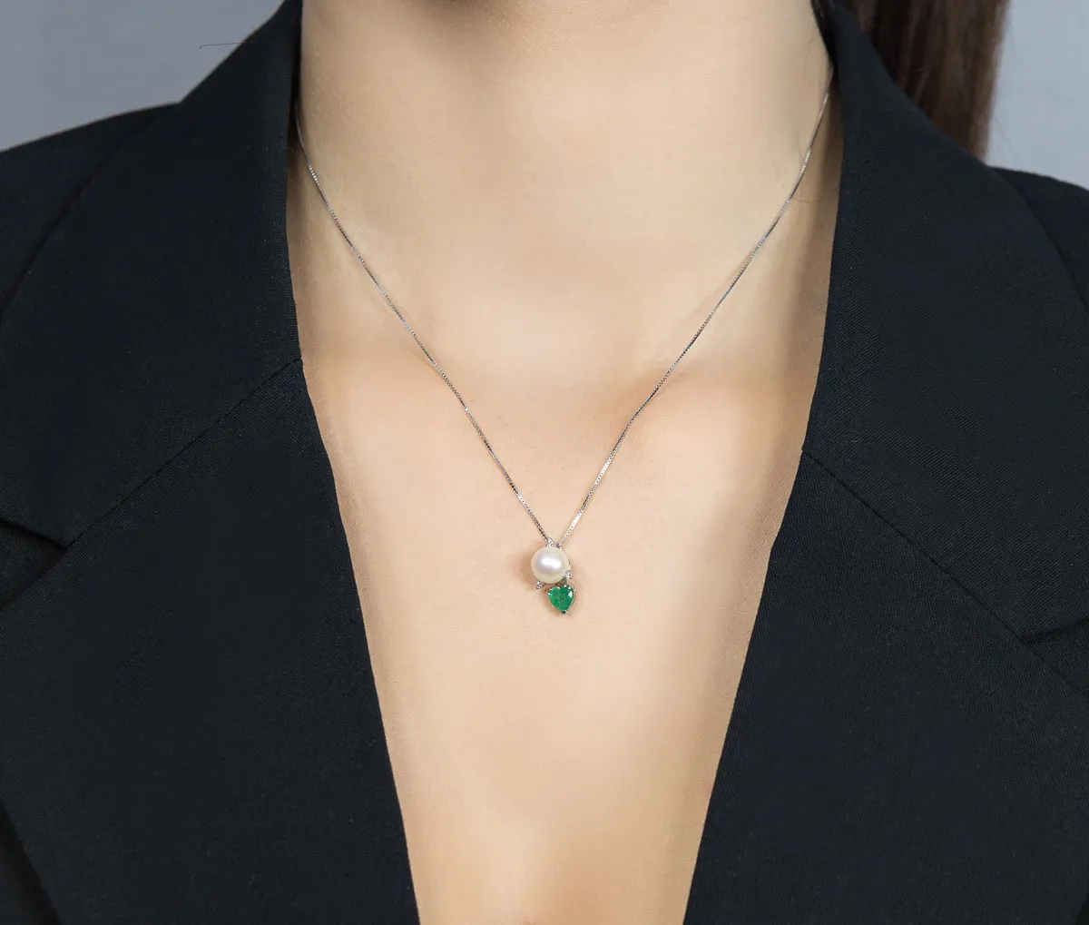 Colar de Ouro branco 18k com pingente de esmeralda, diamantes e pérolas