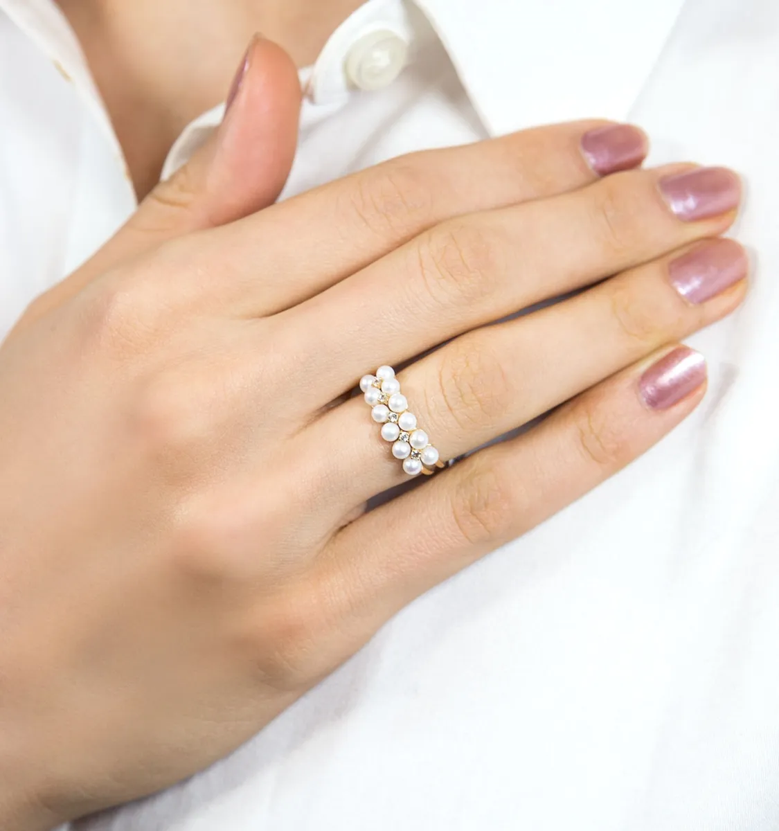 Anel de Ouro 18k meia aliança de pérolas e safiras brancas