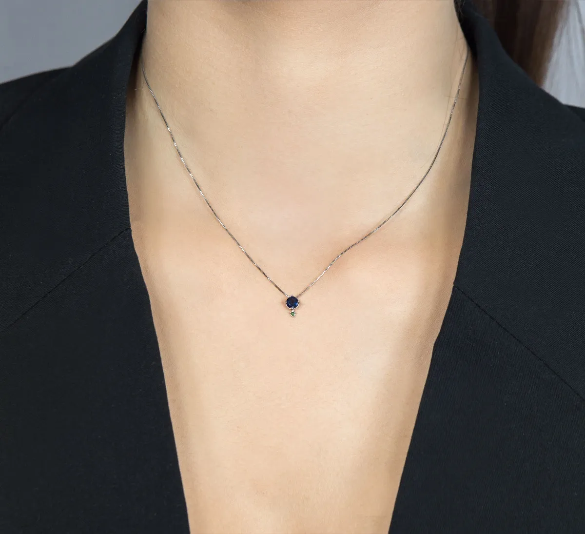 Colar de Ouro branco 18k com pingente de safira azul e esmeralda- 45cm