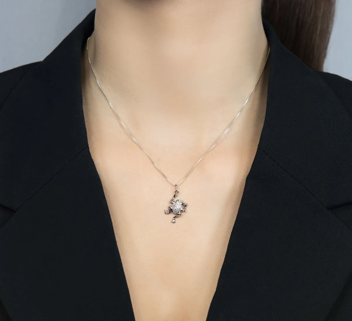 Pingente de Ouro branco 18k sapo de 11,4pts de diamantes e tsavorita