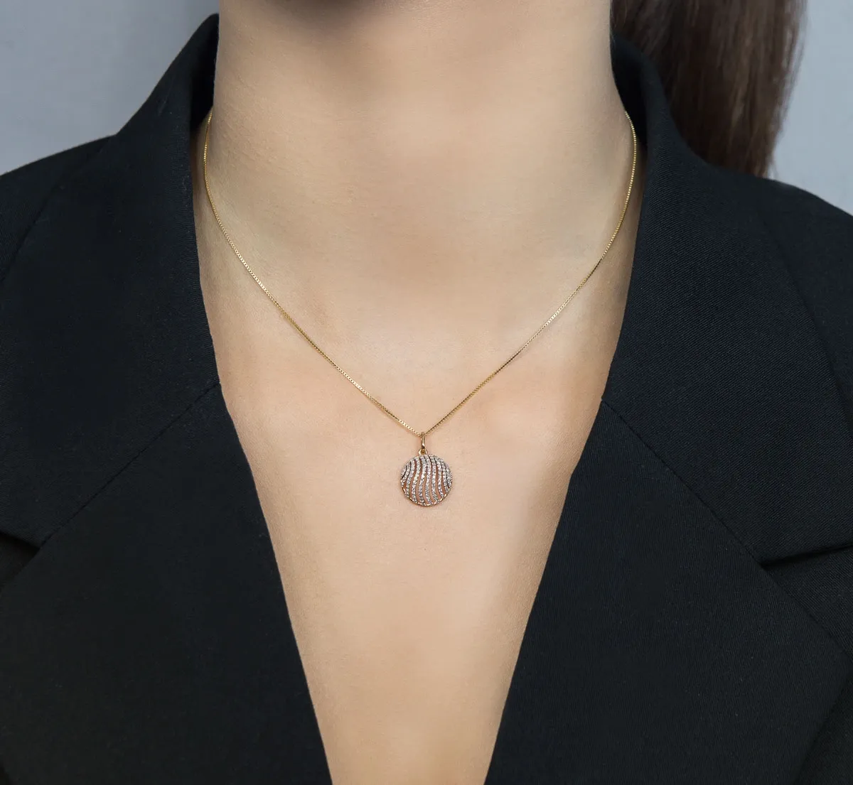 Pingente de Ouro rosê 18k círculo vazado de 33,3pts de diamantes