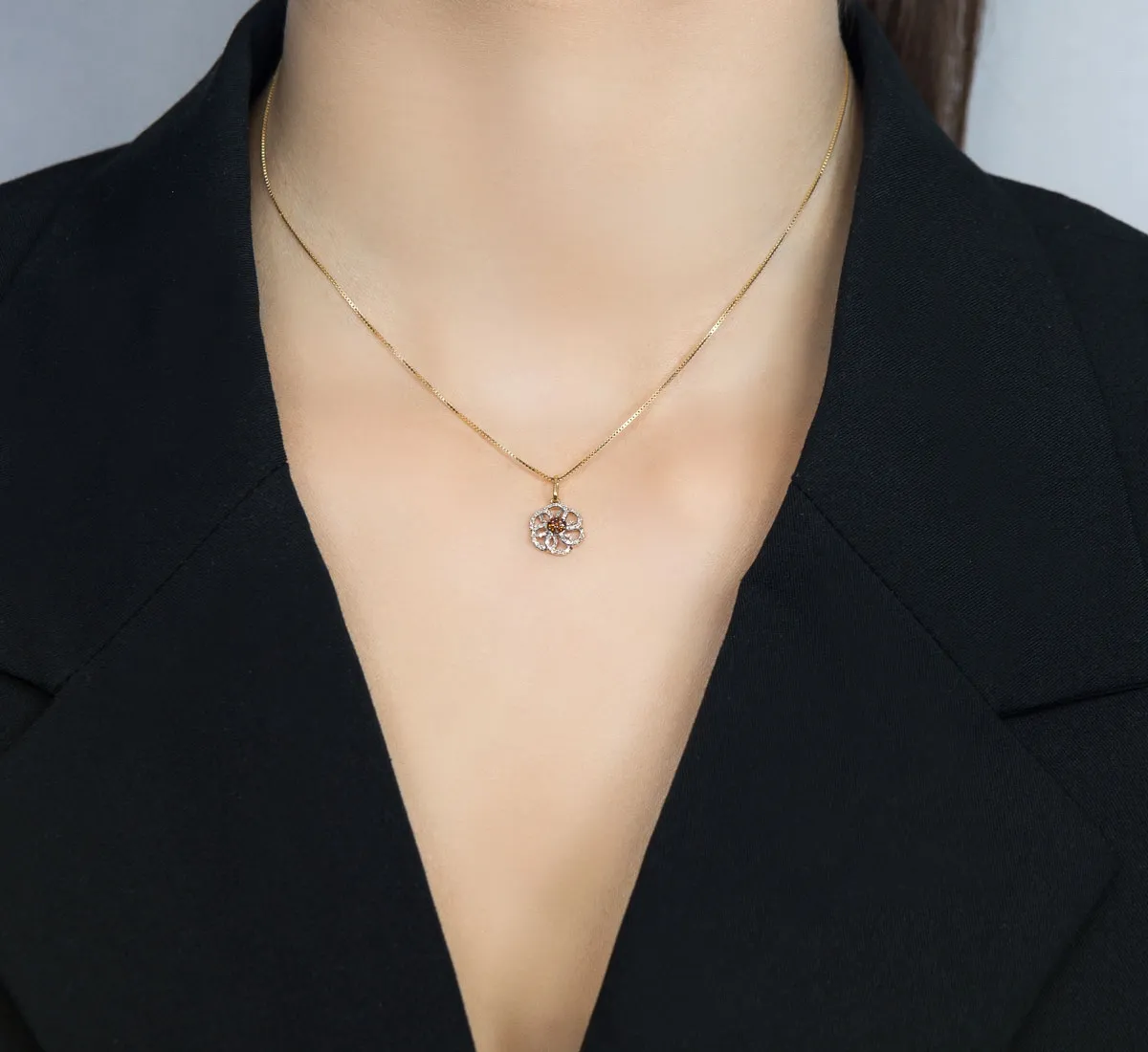Pingente de Ouro 18k flor com 24,4pts de diamantes brancos e brown