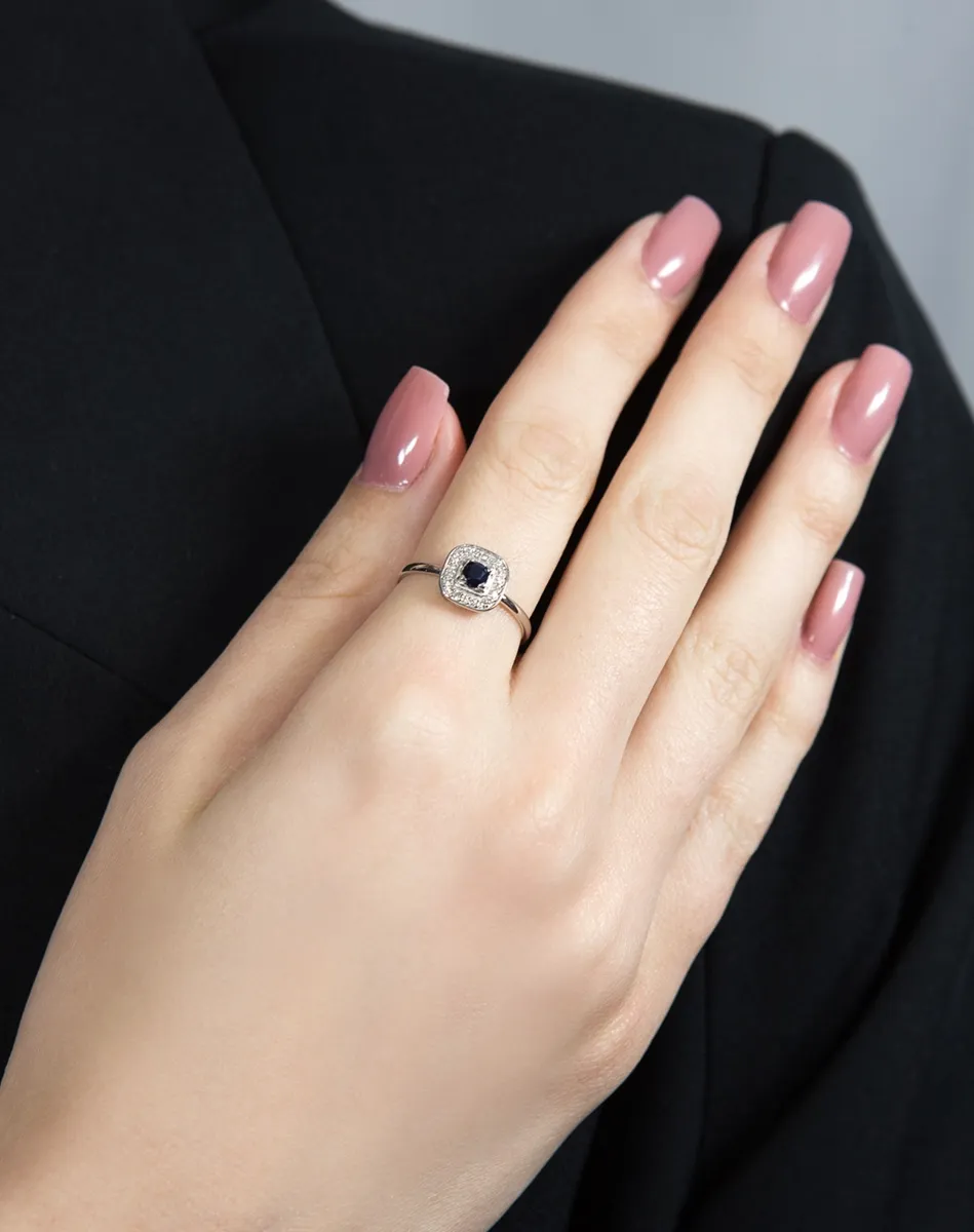 Anel de Ouro branco 18k com safira azul 10pts de diamantes.