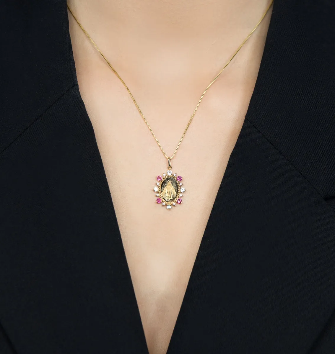 Pingente de Ouro 18k medalha de N.S. das Graças com diamantes e gemas brasileiras