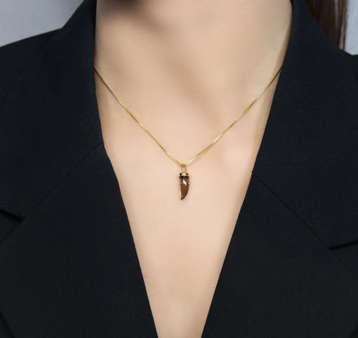 Pingente de Ouro 18k dente de sabre cristal fumê