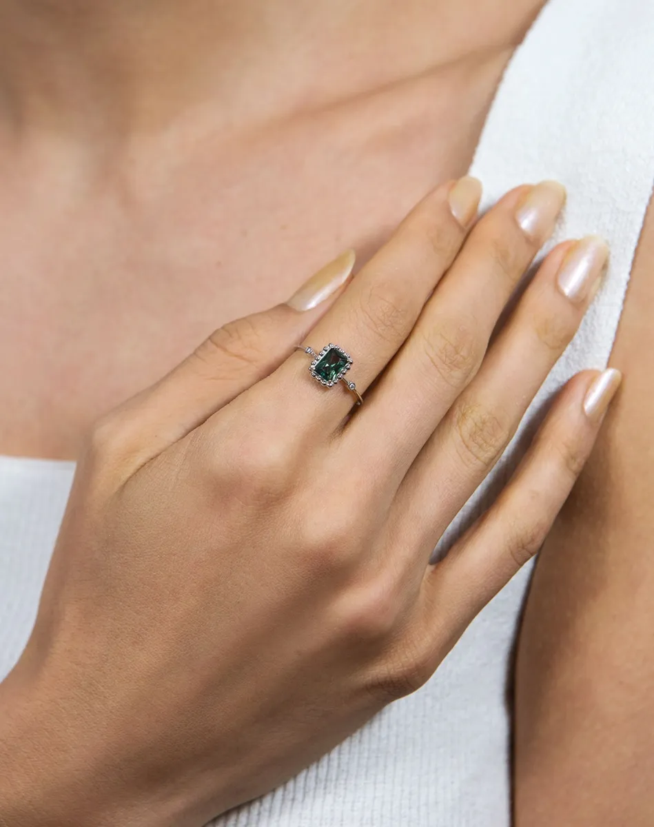 Anel de Ouro branco 18k aro com gema de Turmalina verde e 1,8pts de Diamantes