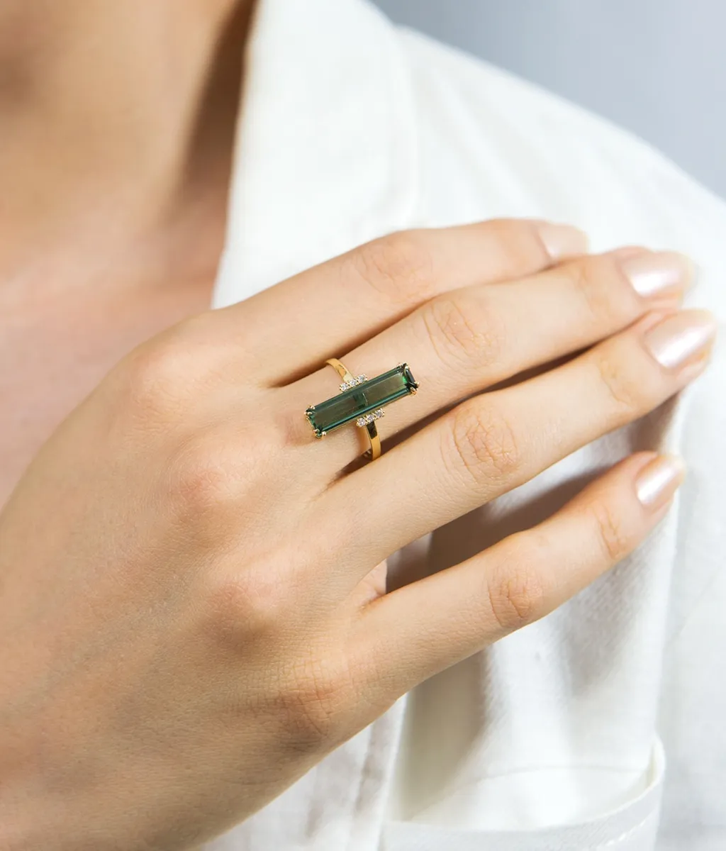 Anel de Ouro 18k com gema retangular de turmalina verde e 6pts de diamantes