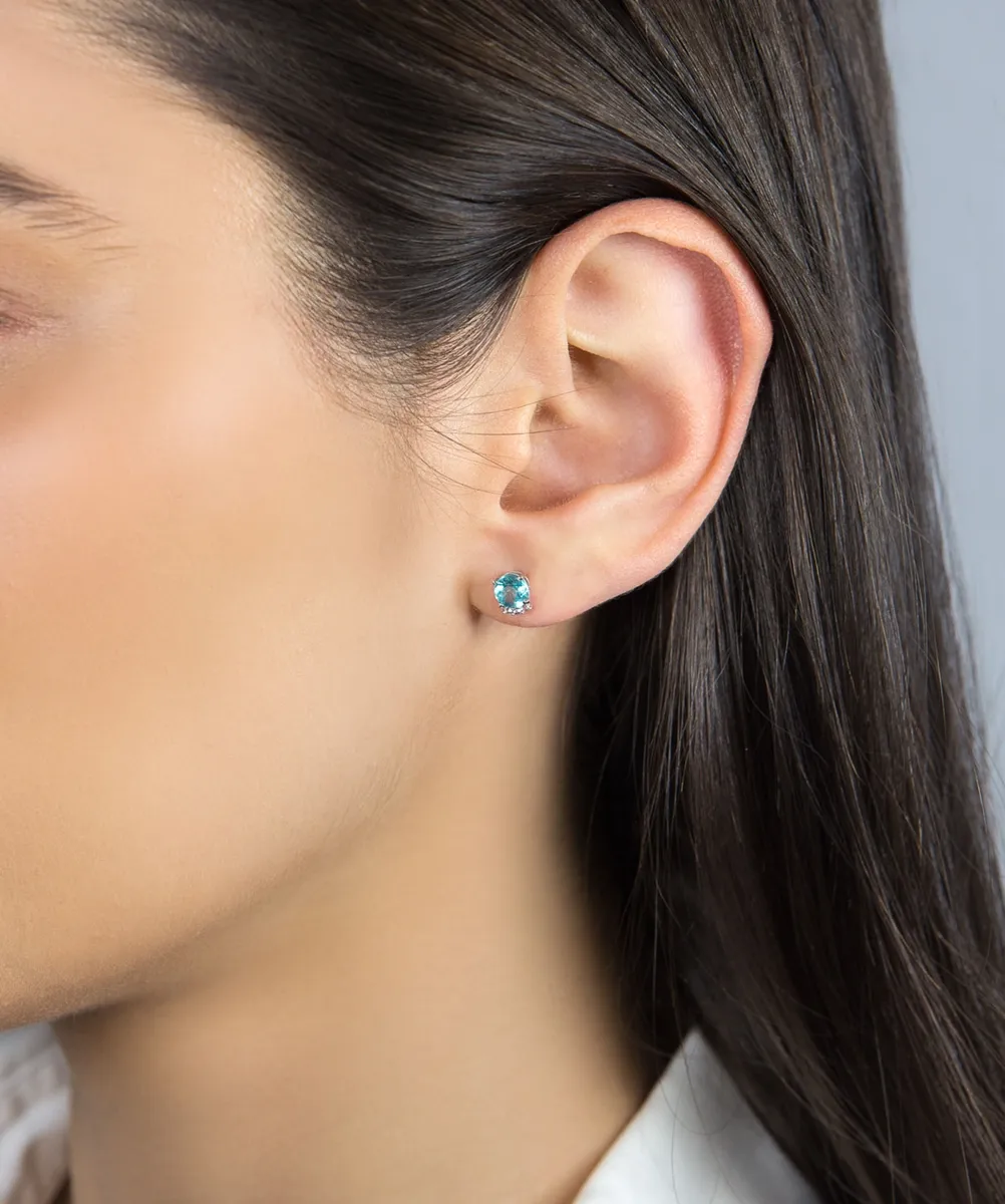 Brinco de Ouro branco 18k com gemas de apatita e safira branca