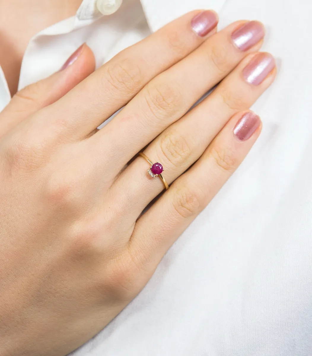 Anel de ouro 18k solitário com gemas de rubi e safiras brancas