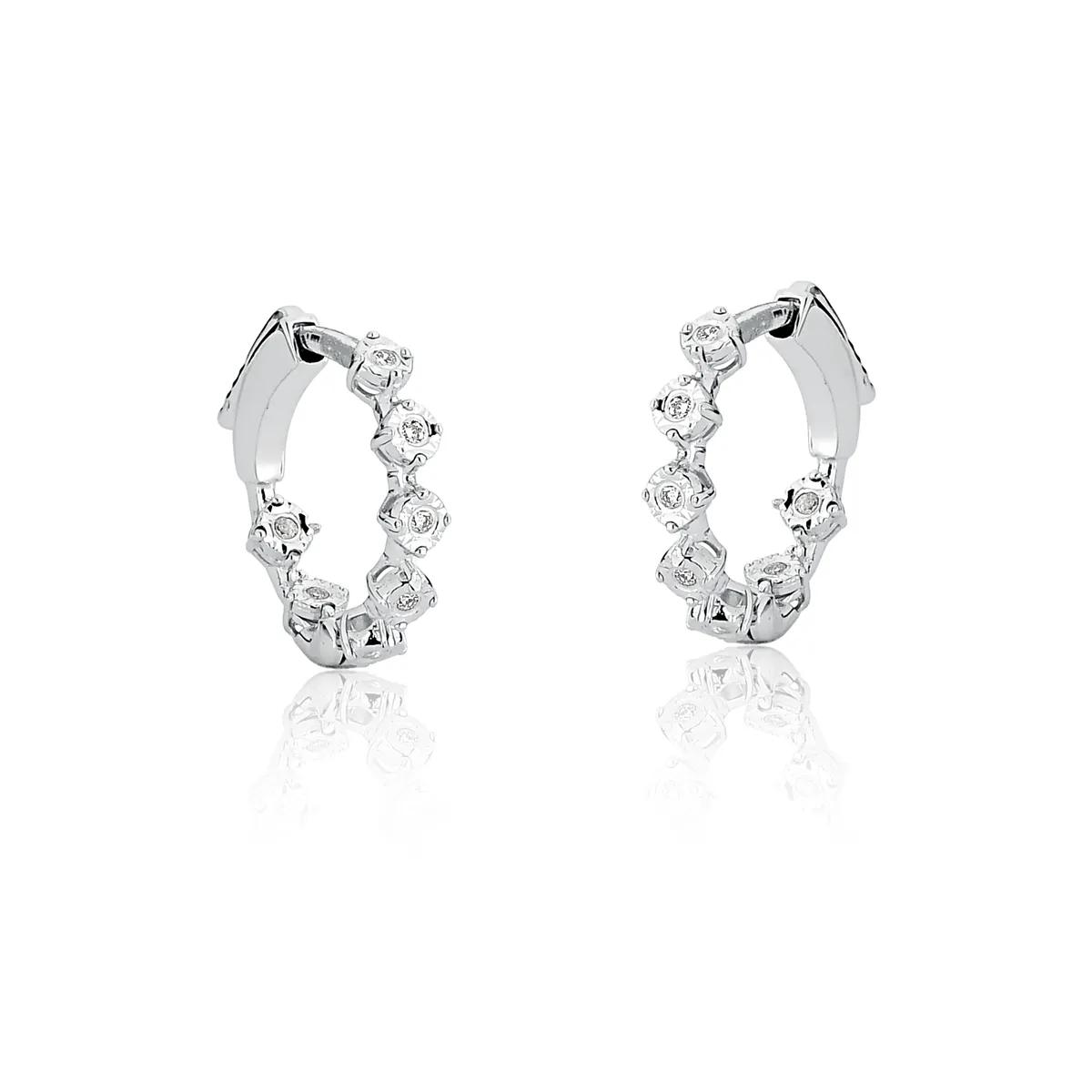 Brinco de Ouro branco 18k argola com 7pts de diamantes Coleção Riva