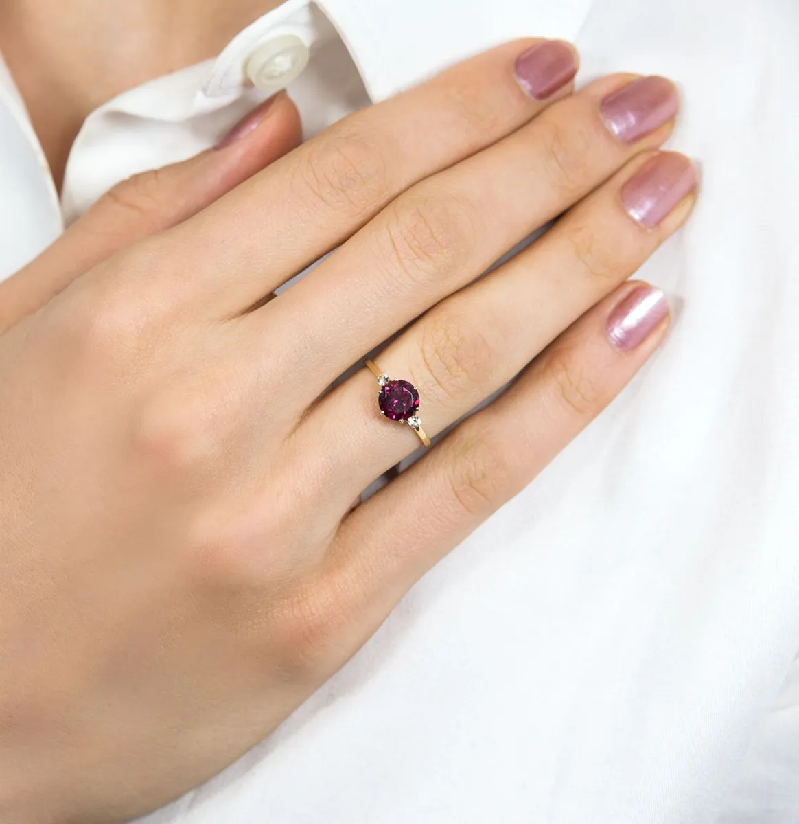 Anel de Ouro 18k aro com gema rodolita e topázios brancos