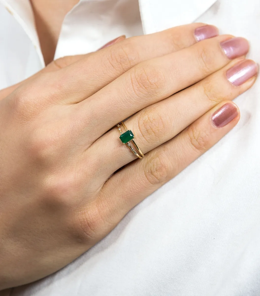 Anel ouro amarelo 18k com baguete de Crisoprásio e Diamantes