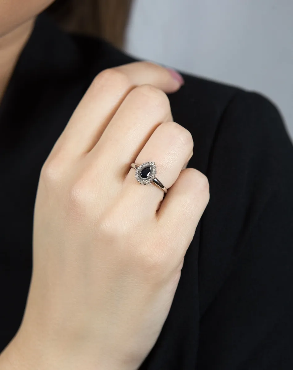 Anel de Ouro branco 18k com gota de safira azul e 10,5pts de diamantes