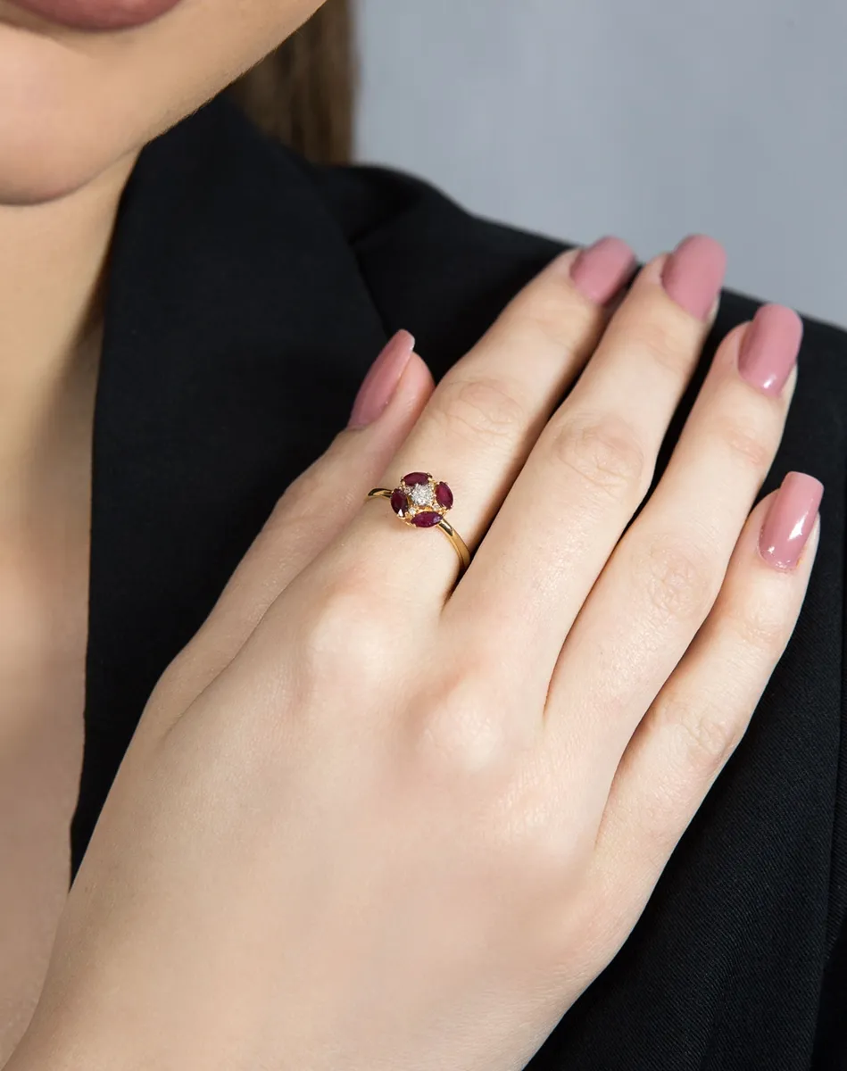 Anel de Ouro 18k flor com navetes de rubis e 5,5pts de diamantes