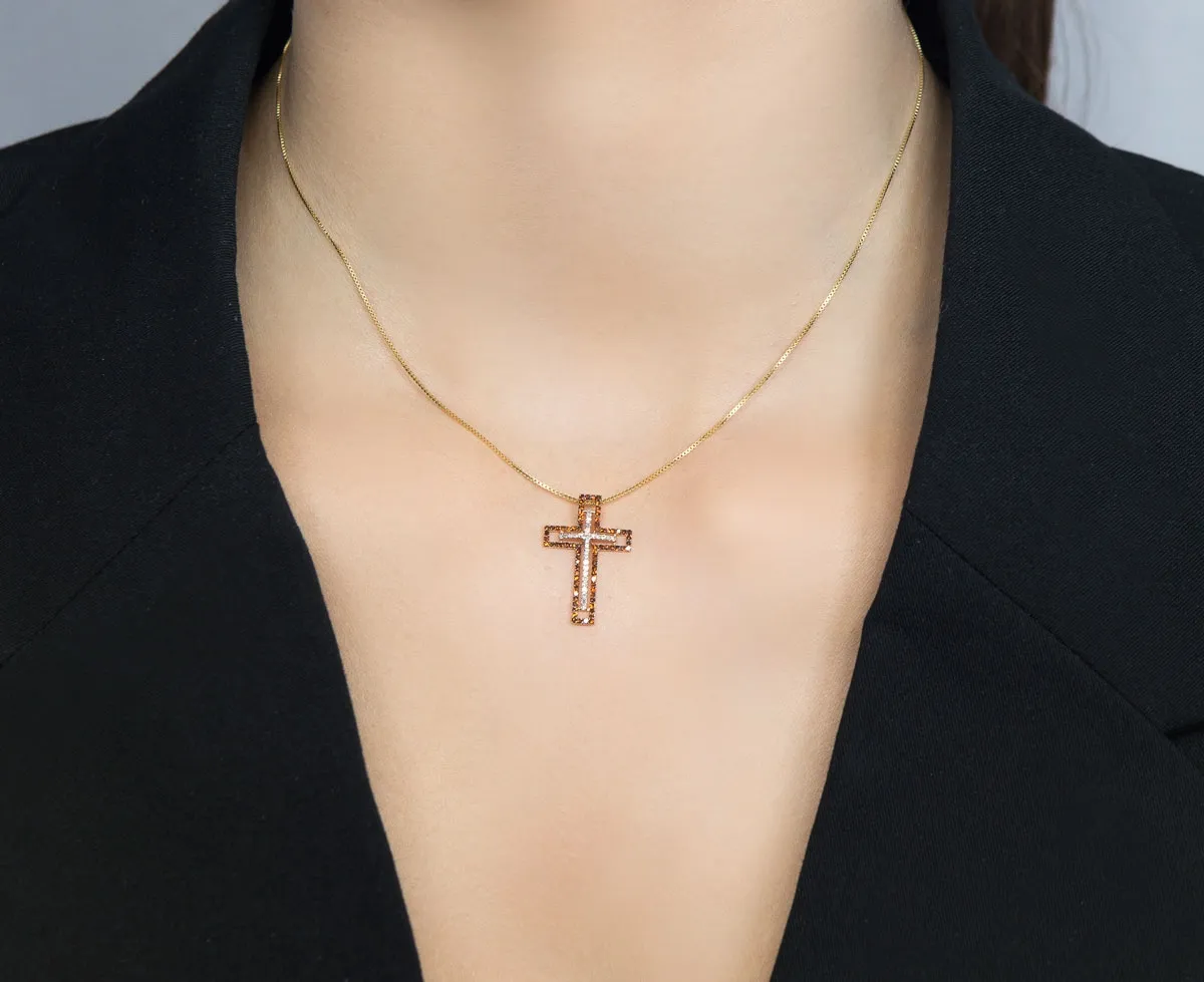 Pingente de Ouro rosê 18k cruz com 31,5pts de diamantes brown e branco