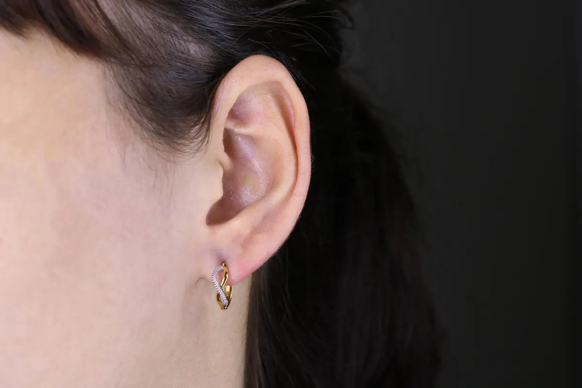 Brinco de Ouro 18k meia argola click infinito