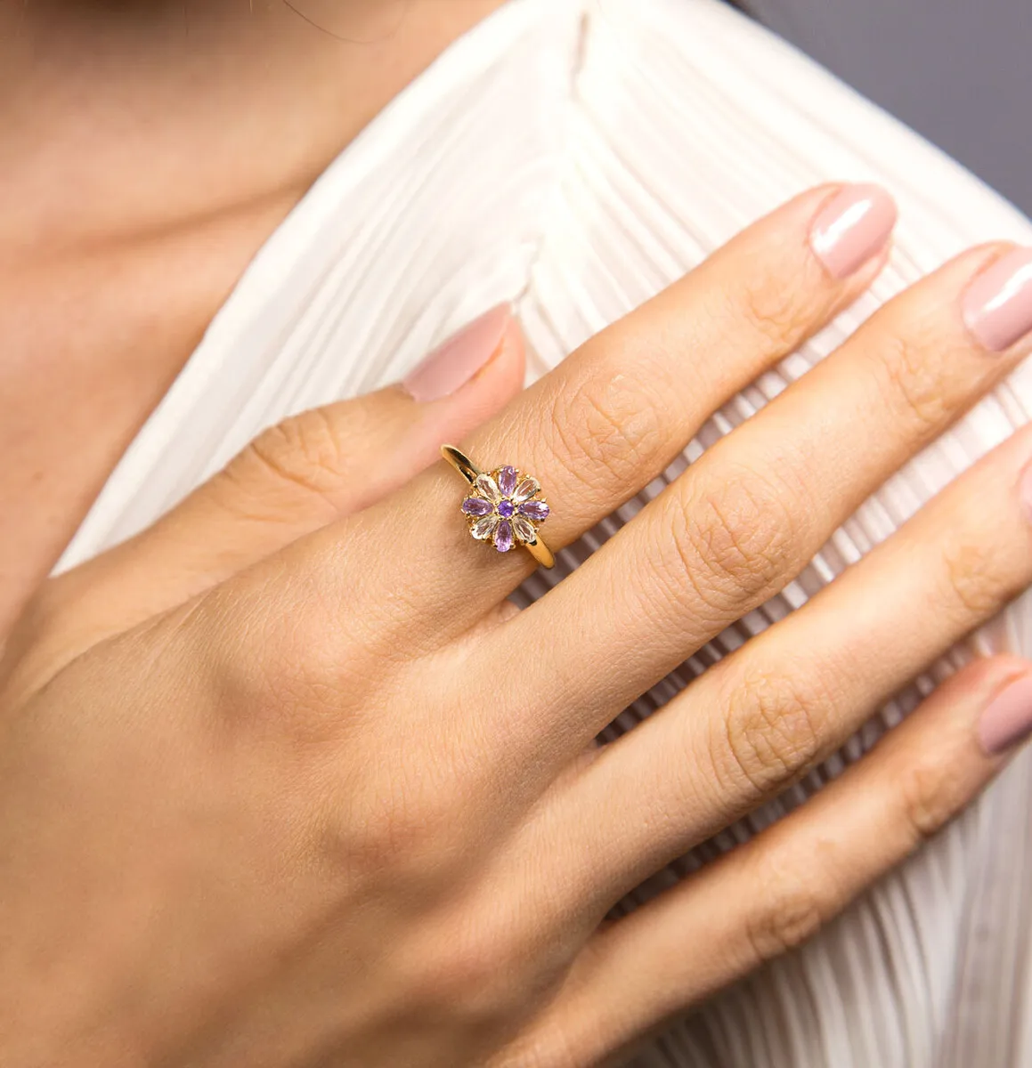 Anel flor ouro 18k gemas de Ametistas e Topázios brancos