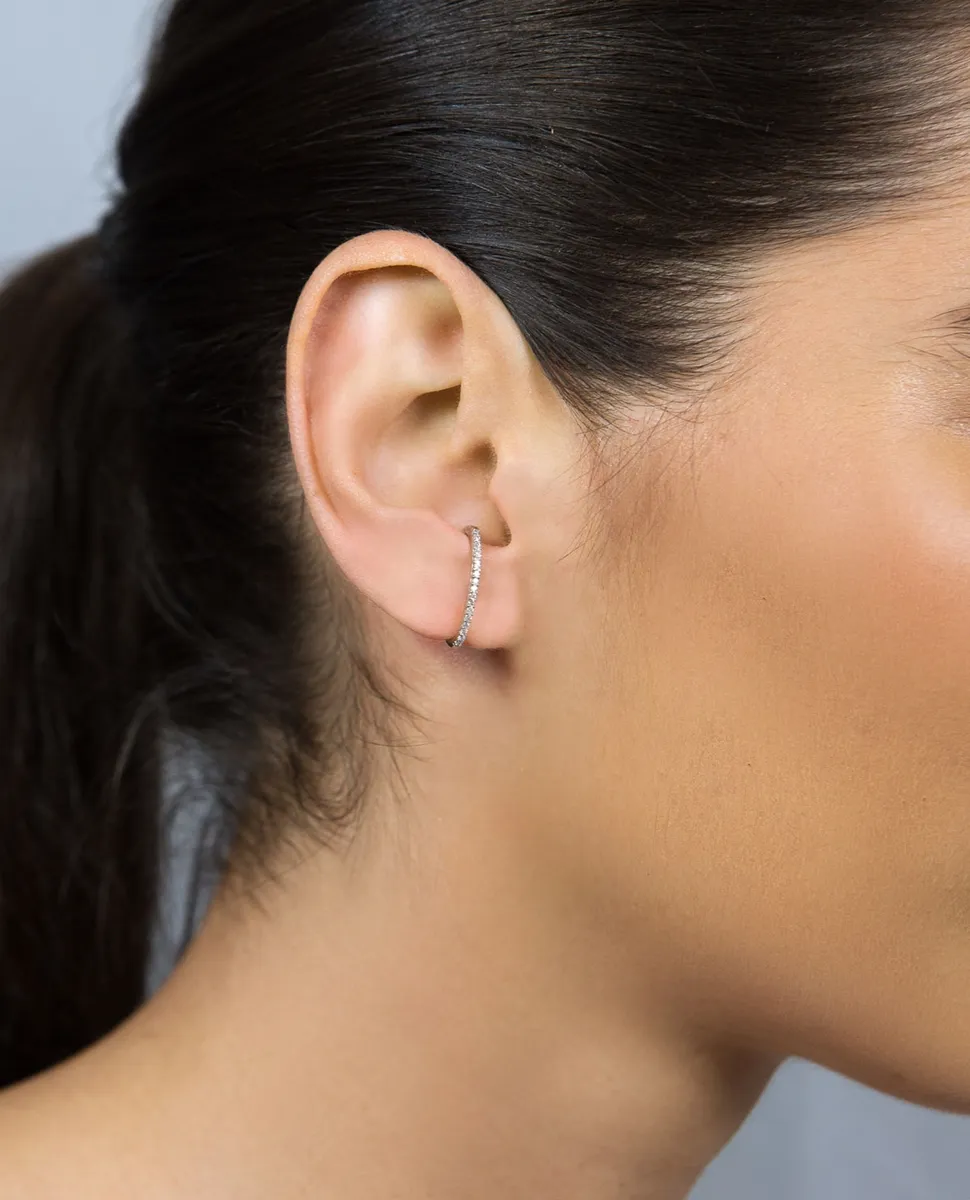 Brinco de Ouro branco 18k ear hook com 17pts de Diamantes